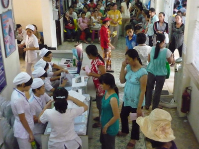 Tỷ lệ vô sinh thứ phát cũng gia tăng ở nữ giới. Trong ảnh: Chị em đến khám tại BV Từ Dũ