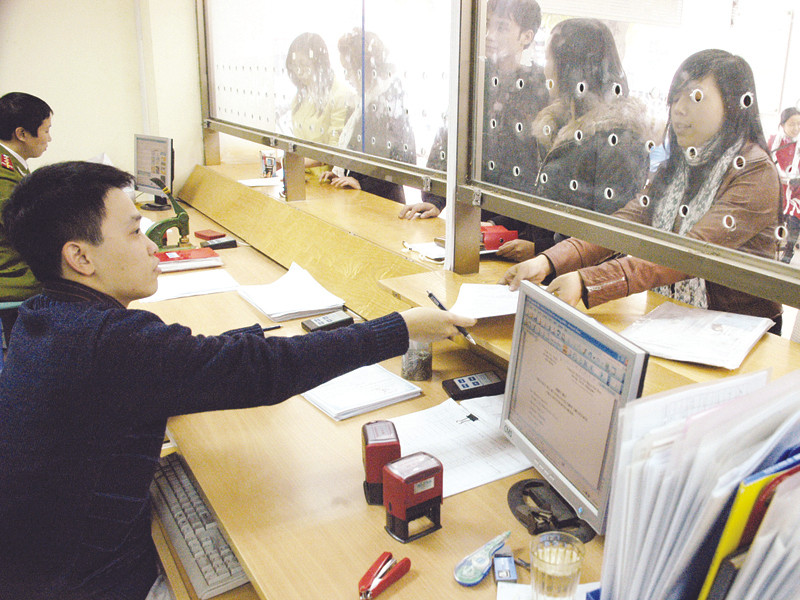 Giải quyết thủ tục liên quan doanh nghiệp tại văn phòng một cửa của Sở Kế hoạch & Đầu tư Hà Nội. Ảnh: Phạm Yên