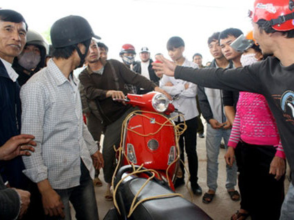 Bao vây cửa hàng vì nghi mua phải xăng bẩn