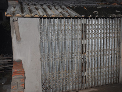 Xin nhượng lại đất không được, mang xăng đốt nhà