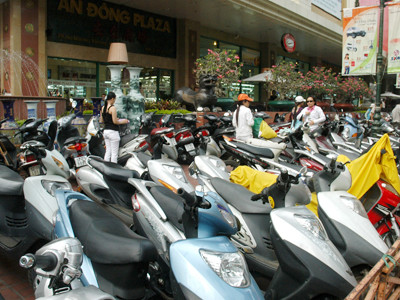 Một đoạn vỉa hè trên địa bàn quận 5 bị chiếm dụng lập bãi giữ xe, không còn lối cho người đi bộ Ảnh: LT