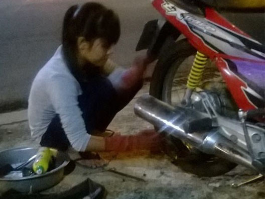 Bí ẩn cô gái xinh đẹp vá xe trong đêm
