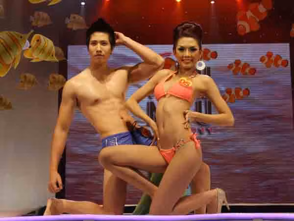 Trình diễn Bikini nóng bỏng đêm chung kết Siêu mẫu 2011