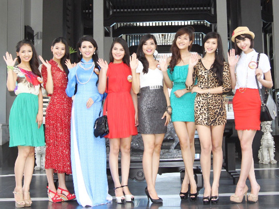 Thí sinh Hoa hậu khoe sắc bên biển Sơn Trà