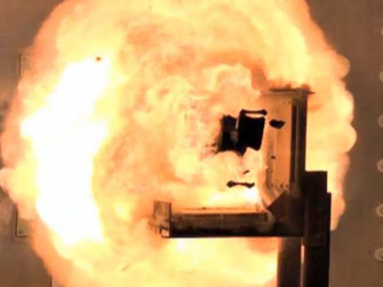 Cận cảnh bắn thử nghiệm siêu pháo điện tử siêu thanh của Mỹ