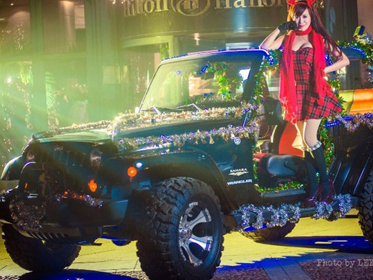 Hot girl Mai Thỏ cùng dàn xế khủng xuống đường đêm Noel