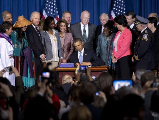 Mỹ thông qua dự luật Chống bạo hành phụ nữ