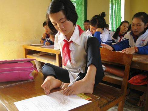 Cô bé không tay mơ thành kỹ sư công nghệ thông tin