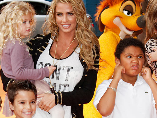 Siêu mẫu ngực bự giành giải Bà mẹ của năm