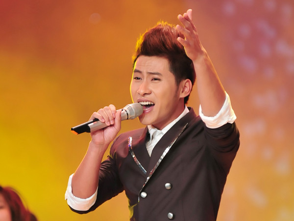 Người ngoài cười nụ, người trong khóc thầm!