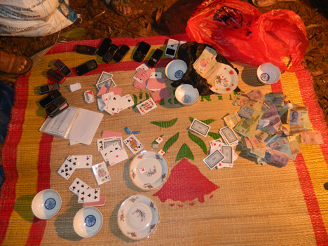 Súng nổ khi công an vây sòng bài, 1 người tử vong