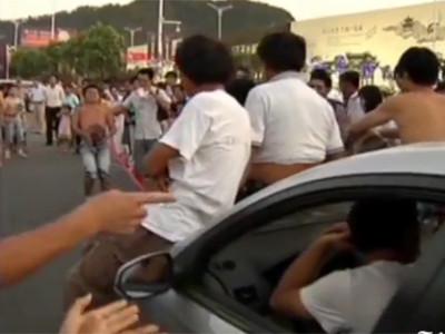 Úp bát trên bụng, kéo ô tô nặng 2,2 tấn