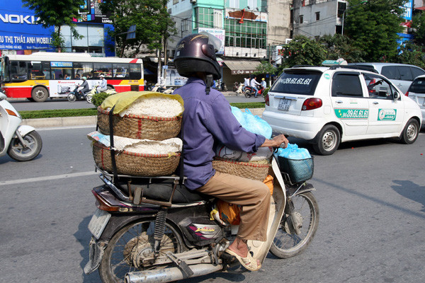 Người nghèo sẽ được miễn nộp phí đường bộ khi sử dụng mô tô