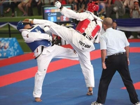 TRỰC TIẾP SEA Games: Đoàn Việt Nam bị chủ nhà đeo bám