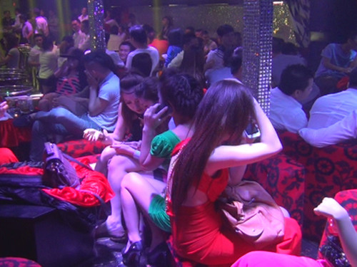 Bóng hồng dưới ánh đèn mờ