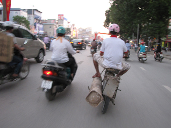 'Siêu xe' chở "bom nổ chậm" trên phố