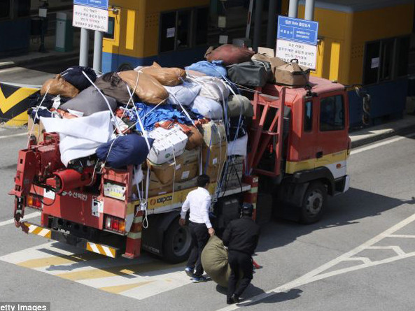 Công nhân Hàn rời khu công nghiệp Kaesong về nước