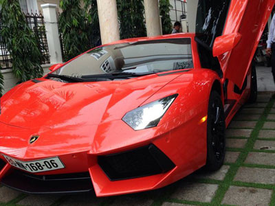 Tuấn Hưng khoe 'siêu bò' Lamborghini Aventador