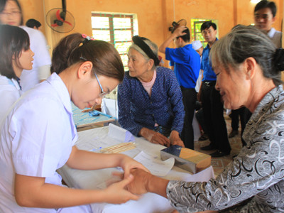 Khám bệnh, cấp thuốc cho người dân vùng lũ
