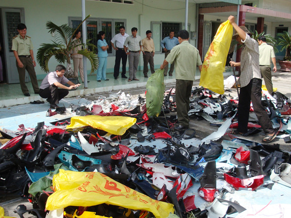 Lực lượng QLTT tỉnh Long An tiêu hủy hàng gian, hàng giả