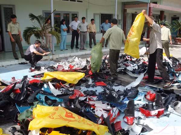 Lực lượng QLTT tỉnh Long An tiêu hủy hàng gian, hàng giả