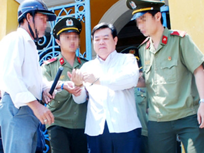 Ông Tám Khỏe rời phiên phúc thẩm về trại giam ngày 9/3