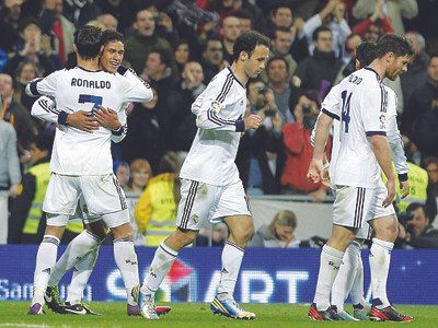 Varane khiến cả Ronaldo, Messi “mất điện”