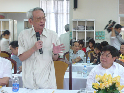 Nhà báo lão thành Đỗ Phượng phát biểu tại hội thảo Ảnh: P.C