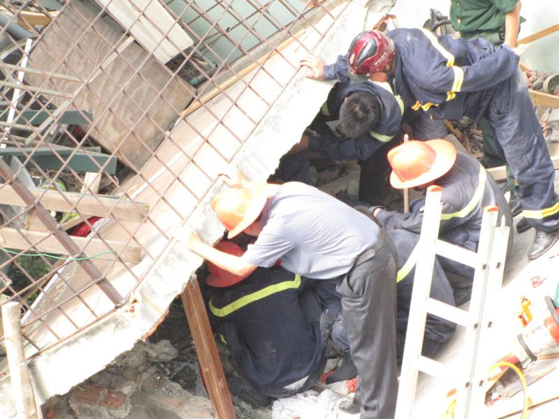 Giây phút giải cứu hai vợ chồng bị nổ ga sập nhà