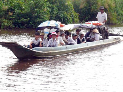 Chiếc đò nhân ái đưa học sinh nghèo đến trường