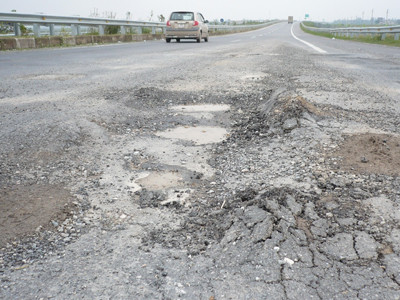 Theo VEC, lún nứt trên CT Cầu Giẽ-Ninh Bình là do dỡ tải sớm để kịp thông xe. Ảnh: Trọng Đảng