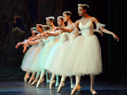 Nữ sinh trường múa 'phiêu' trong đêm diễn tốt nghiệp