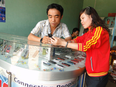 Cửa hàng điện thoại -vi tính của Phạm Bá Chuyên ra đời nhờ được vay vốn qua kênh Đoàn