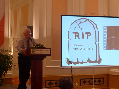 Đặt sẵn bia mộ cho phim nhựa