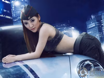Nữ quân nhân sexy bên xế hộp
