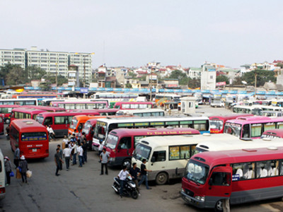 Bé trai 1 tuổi bị bỏ rơi ở bến xe