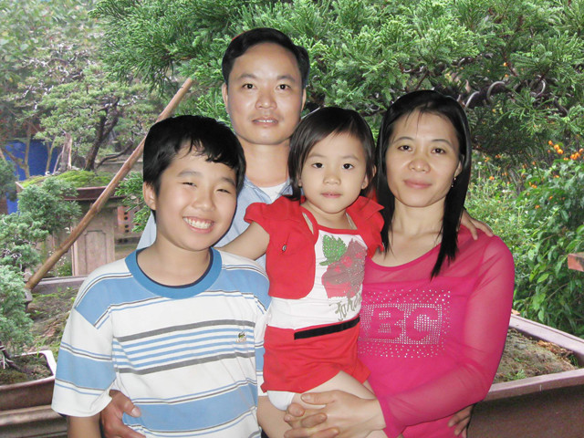 Gia đình anh Khoa chị Hoa ngày nay