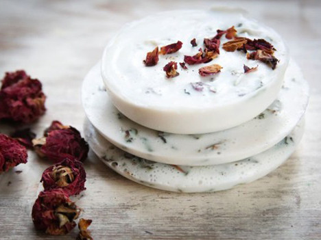 Làm xà bông với hoa hồng và vani