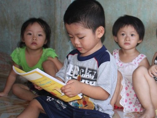 Khó tin bé 3 tuổi đọc viết vanh vách