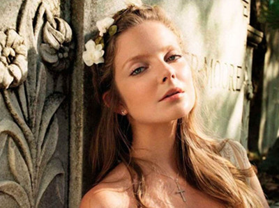 Eniko Mihalik quyến rũ cùng đầm ren