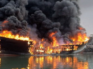 Tàu chở 10.000 lít dầu cháy trên sông Bạc Liêu