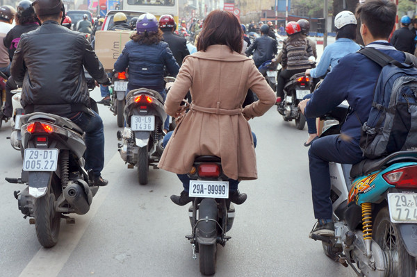 CSGT sẽ xử lý trường hợp điều khiển và ngồi trên xe đạp điện không đội mũ bảo hiểm