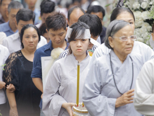 Mẹ và em gái ngất xỉu trước linh cữu Wanbi Tuấn Anh