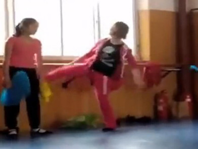 Cô giáo đấm đá, lăng mạ nữ sinh gây phẫn nộ