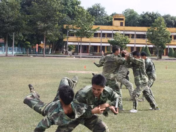 Cận cảnh đặc công luyện võ