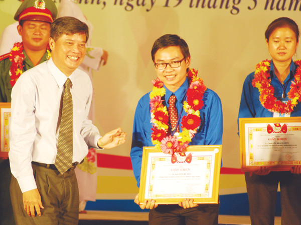 Bá Hải (giữa) vừa được tuyên dương là Thanh niên tiên tiến làm theo lời Bác