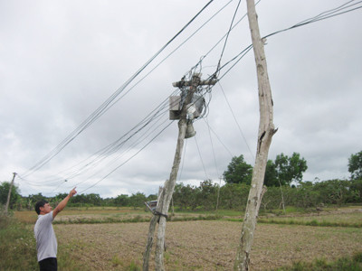 Bị “bỏ sót”, dân phải tự kéo điện