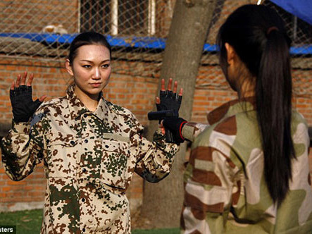 Bất ngờ vì thu nhập 'khủng' của nữ vệ sĩ