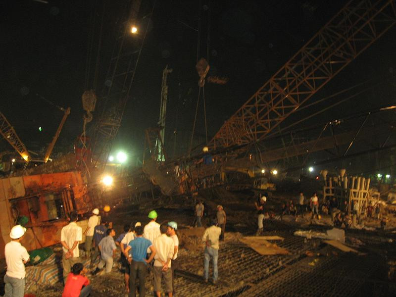 Cần cẩu đè sập nhà dân