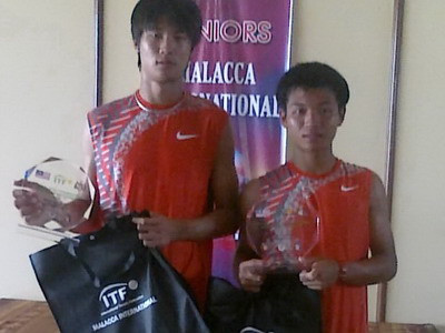 Hoàng Thiên (phải) cùng tay vợt Thái Lan vô địch đôi nam